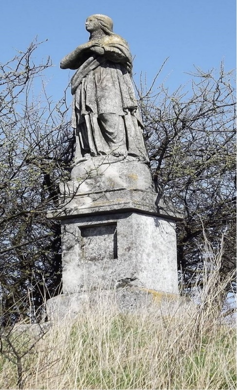 Kamienna figura z datą 1871 r. w Oserdowie