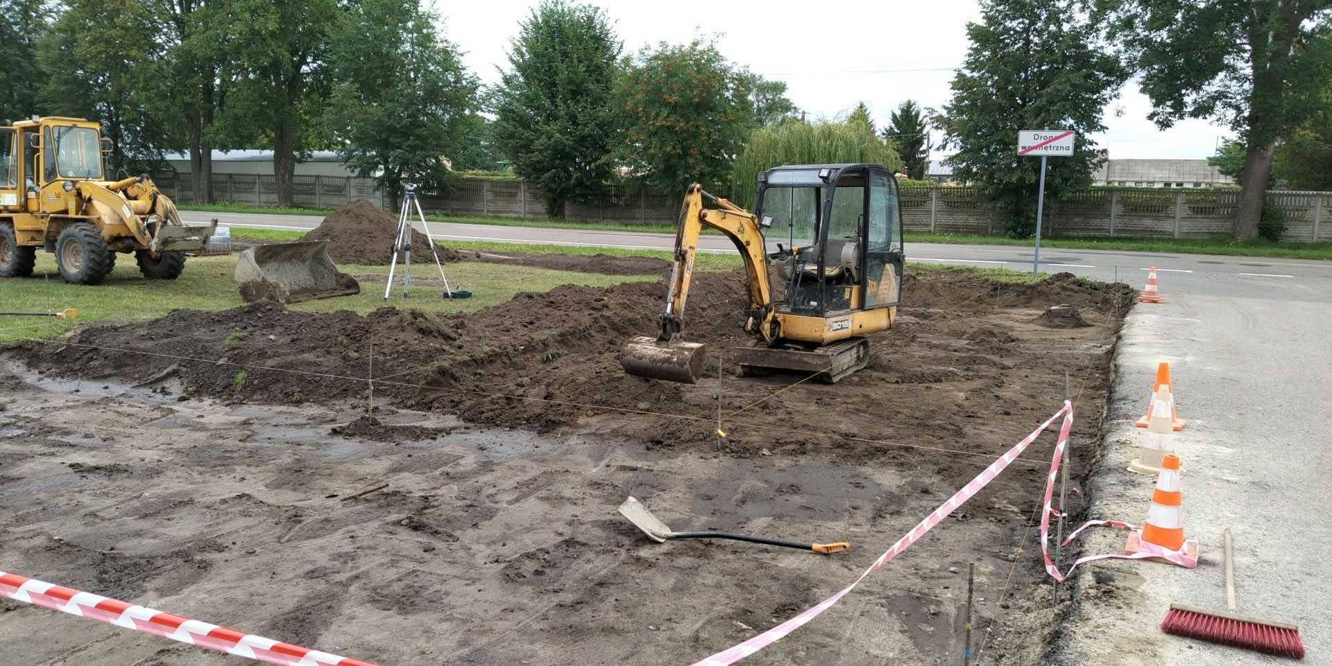 Realizacja inwestycji: „Utwardzenie miejsc postojowych w miejscowości Ulhówek na działkach nr 65, 67”